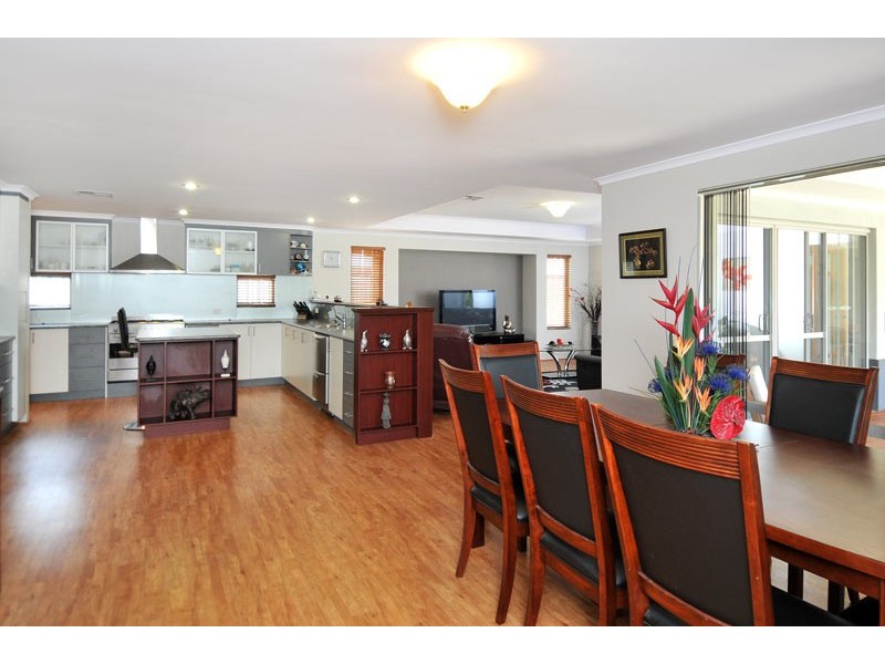 5 Roseburg Court, Meadow Springs WA 6210