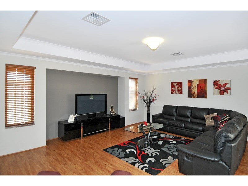 5 Roseburg Court, Meadow Springs WA 6210