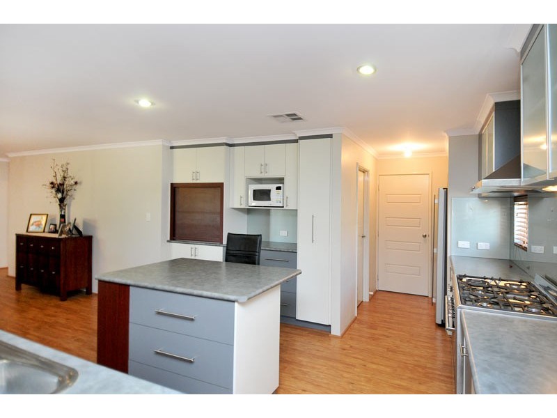 5 Roseburg Court, Meadow Springs WA 6210