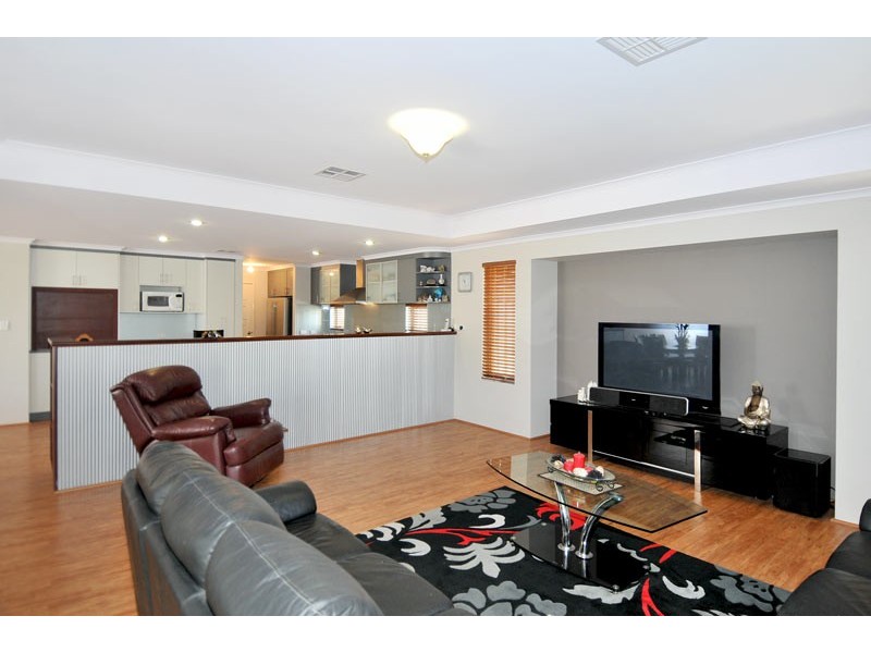 5 Roseburg Court, Meadow Springs WA 6210