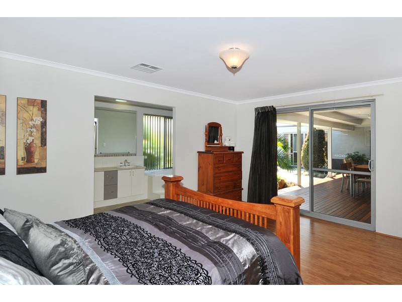 5 Roseburg Court, Meadow Springs WA 6210