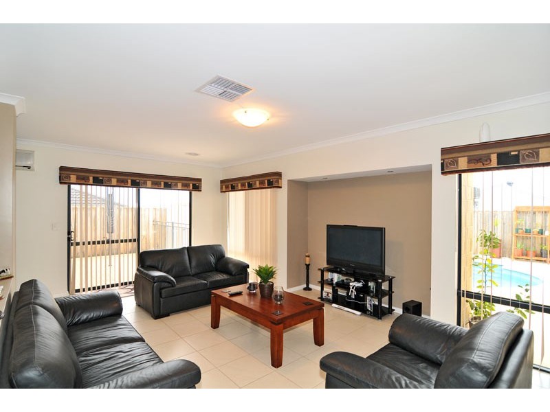 16 Carissa Turn, Halls Head WA 6210