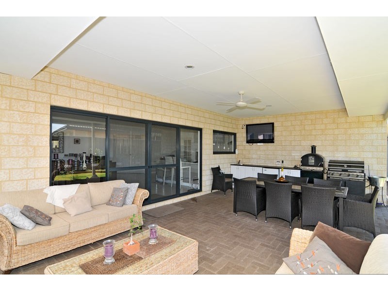 8 Pictum Way, Halls Head WA 6210