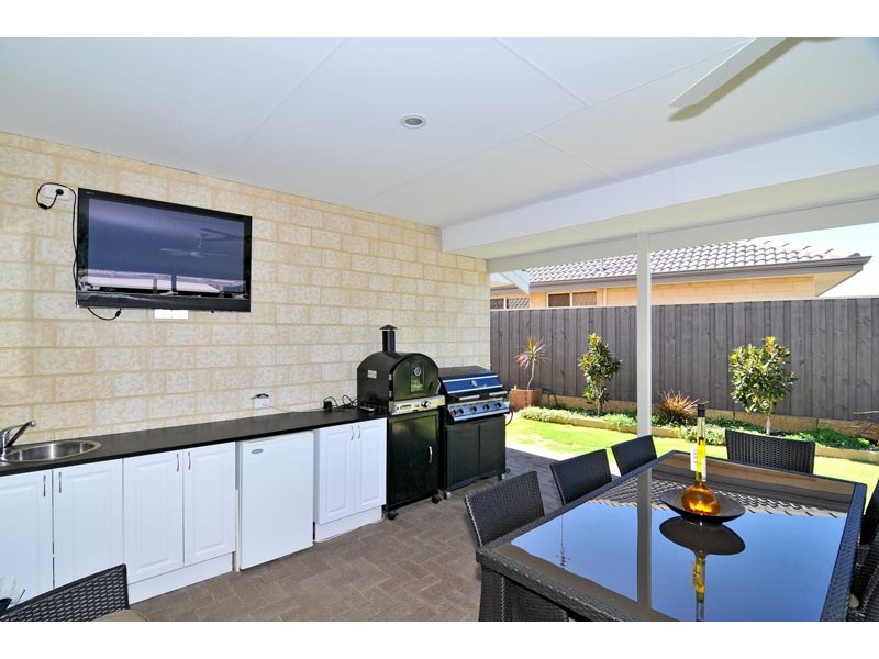 8 Pictum Way, Halls Head WA 6210