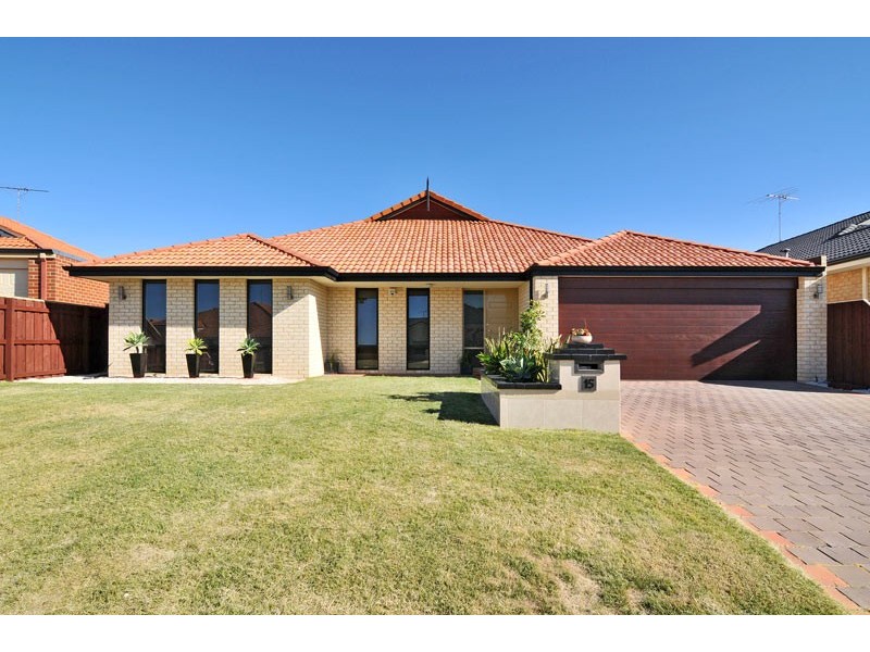 15 Lomatia Ramble, Halls Head WA 6210