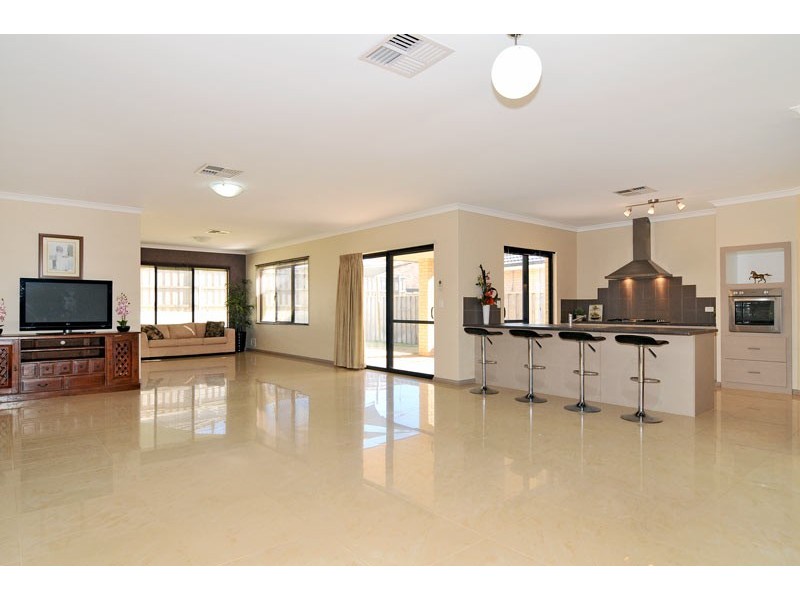 15 Lomatia Ramble, Halls Head WA 6210