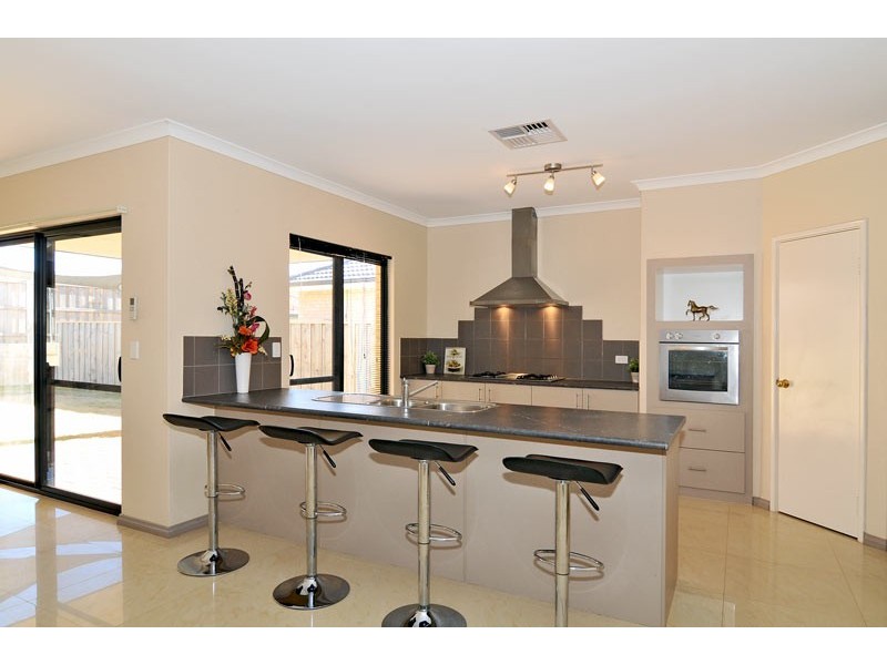 15 Lomatia Ramble, Halls Head WA 6210