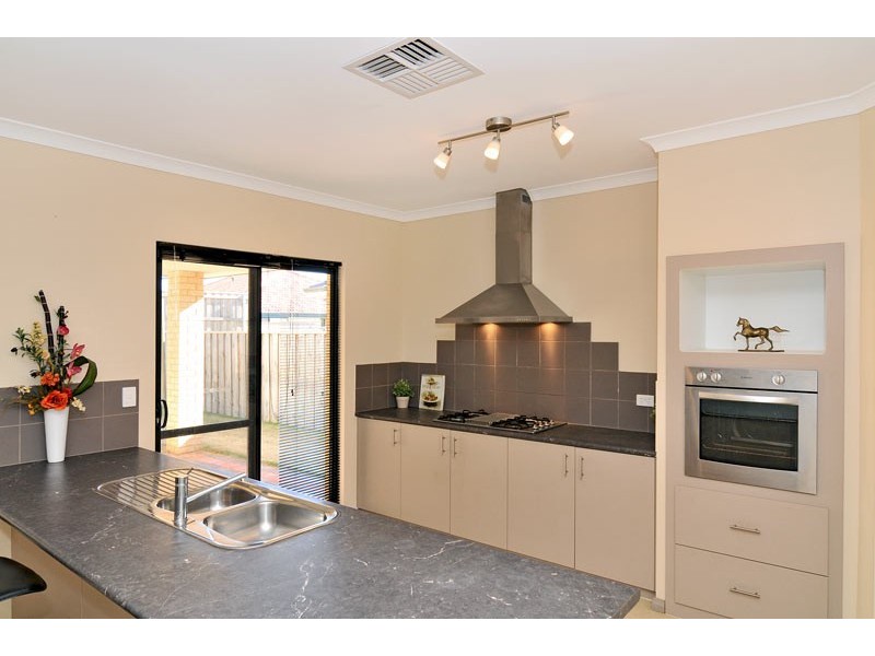 15 Lomatia Ramble, Halls Head WA 6210