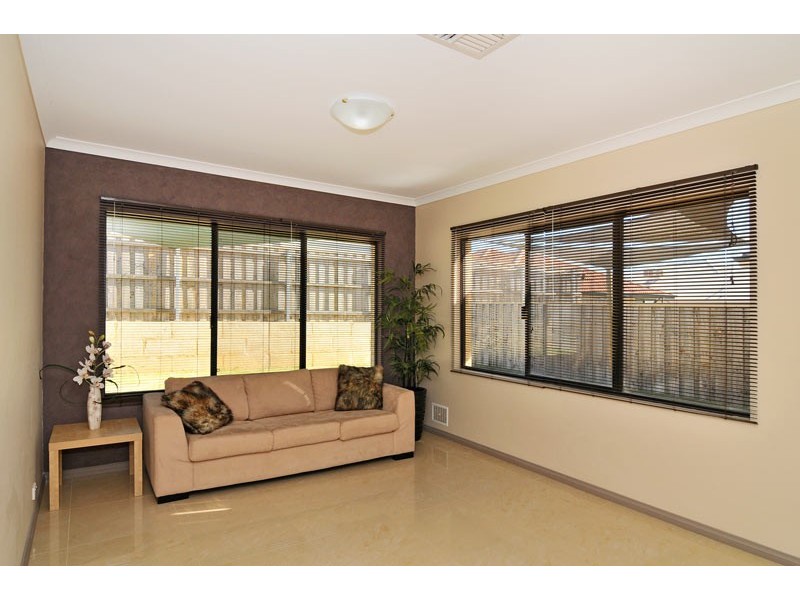 15 Lomatia Ramble, Halls Head WA 6210