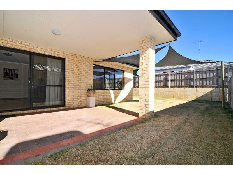 15 Lomatia Ramble, Halls Head WA 6210