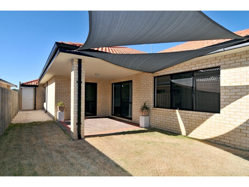 15 Lomatia Ramble, Halls Head WA 6210