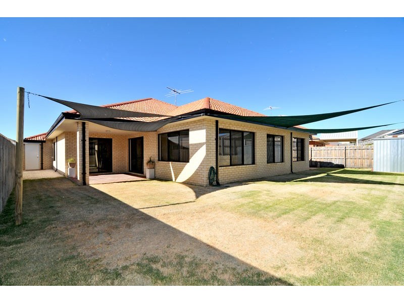 15 Lomatia Ramble, Halls Head WA 6210