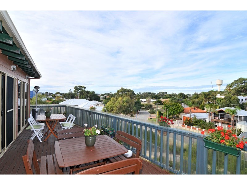 18 Valley Road, Halls Head WA 6210