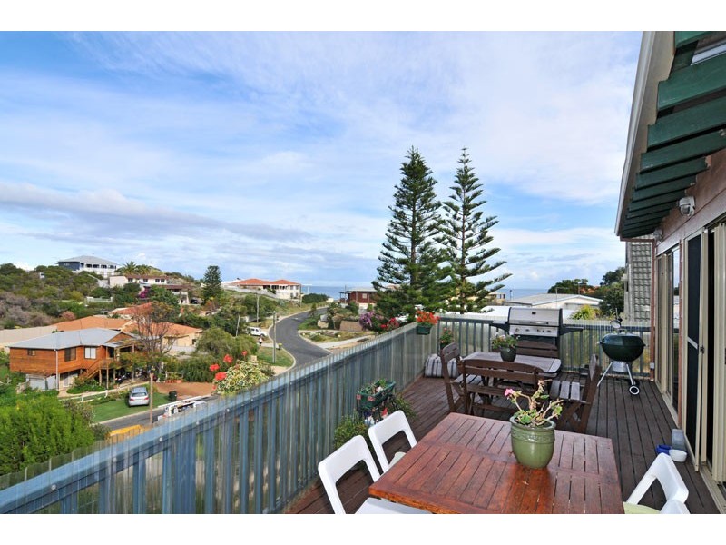 18 Valley Road, Halls Head WA 6210