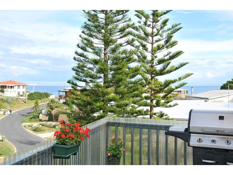 18 Valley Road, Halls Head WA 6210