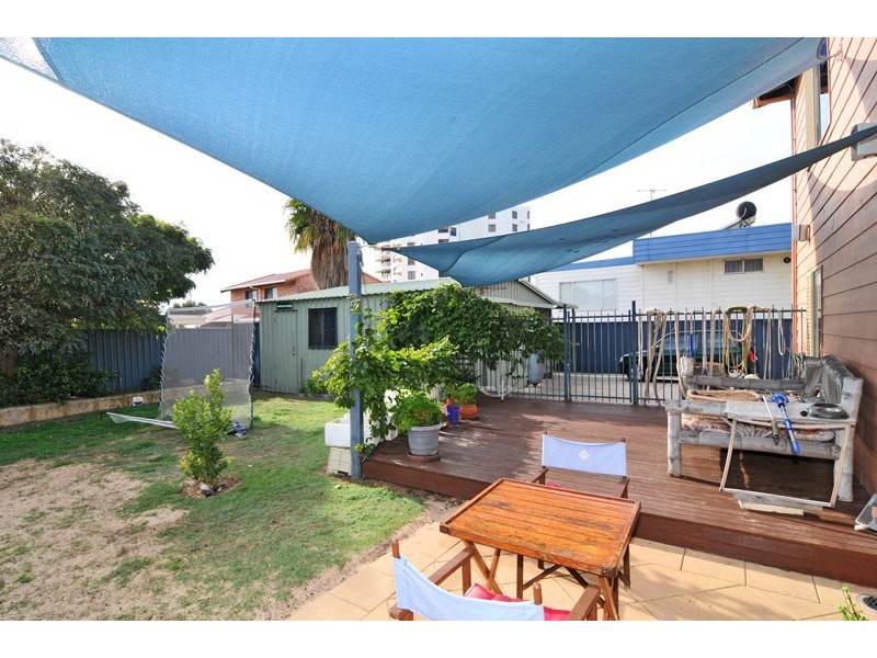 18 Valley Road, Halls Head WA 6210