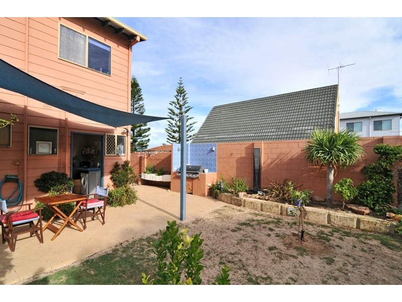 18 Valley Road, Halls Head WA 6210