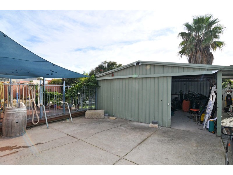 18 Valley Road, Halls Head WA 6210