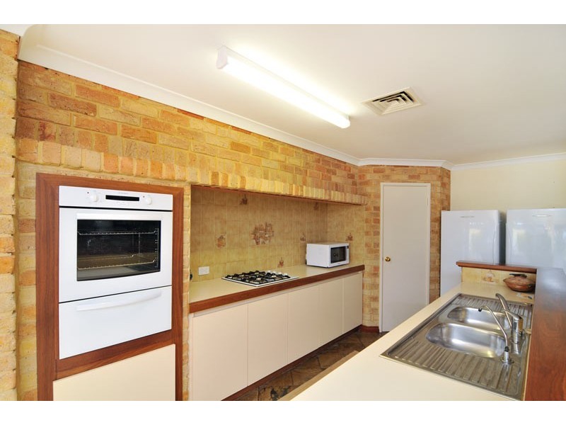 4 Osprey Close, Halls Head WA 6210