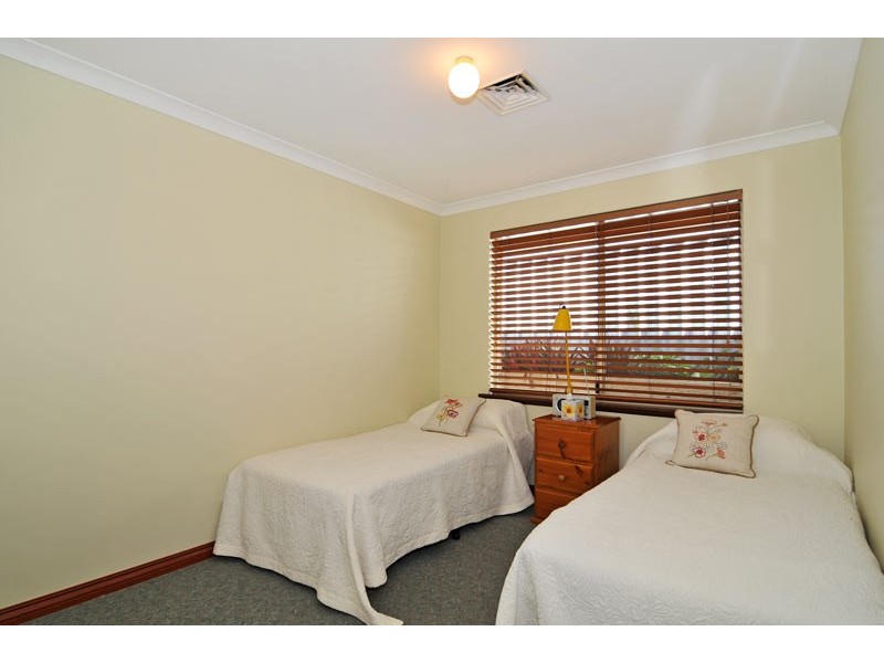 4 Osprey Close, Halls Head WA 6210