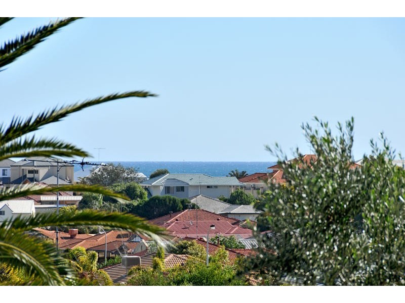 4 Osprey Close, Halls Head WA 6210