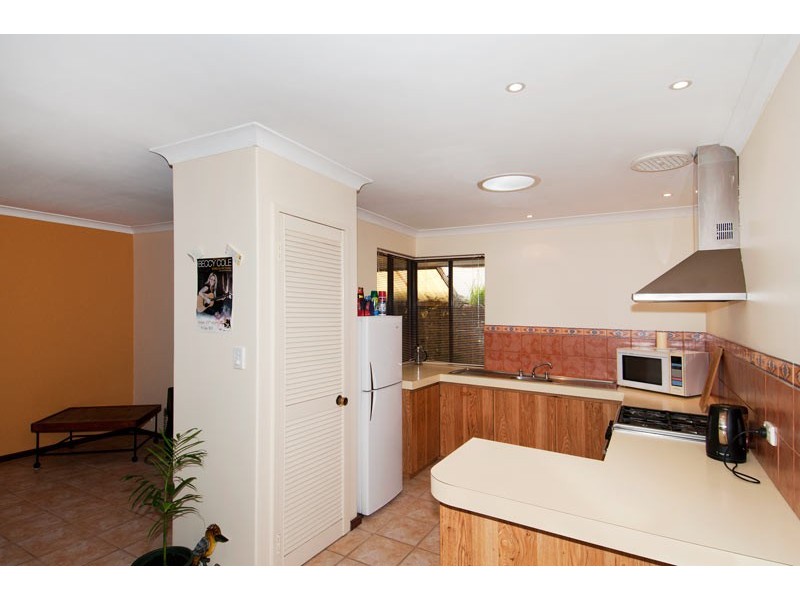 2/4 Columbia Close, Halls Head WA 6210