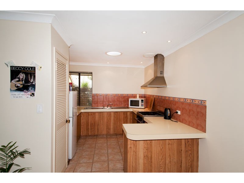 2/4 Columbia Close, Halls Head WA 6210