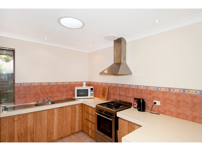 2/4 Columbia Close, Halls Head WA 6210