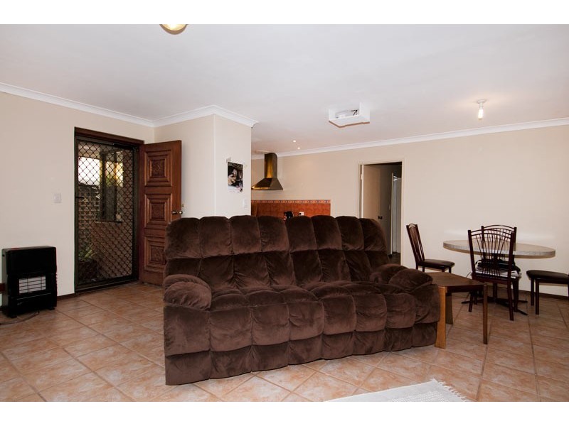 2/4 Columbia Close, Halls Head WA 6210