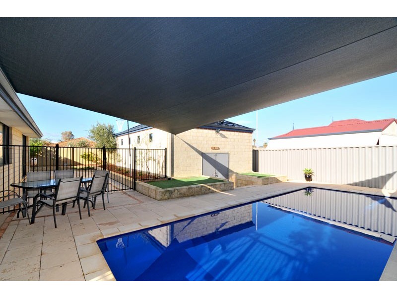 2 Caravel Way, Halls Head WA 6210