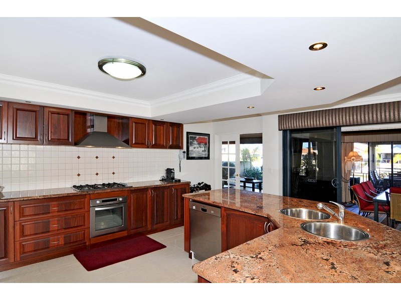 15 Picaroon Place, Halls Head WA 6210