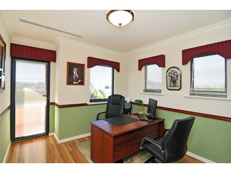 15 Picaroon Place, Halls Head WA 6210