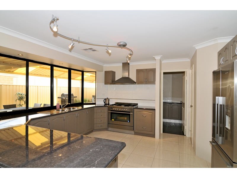 5 Jileroo Brace, Lakelands WA 6180