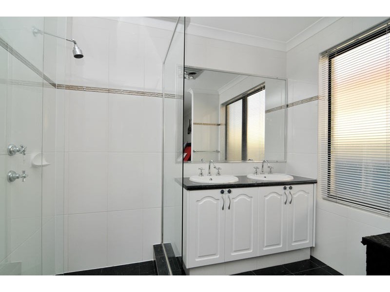 5 Jileroo Brace, Lakelands WA 6180