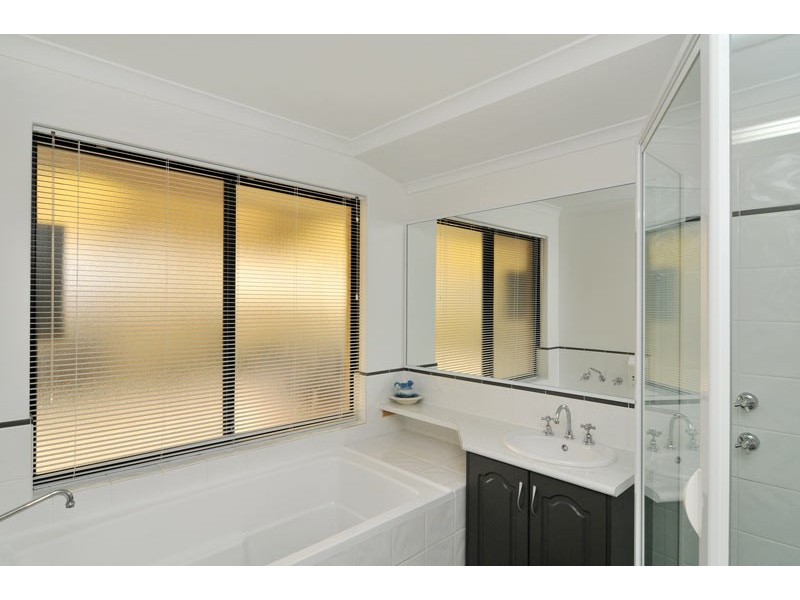 5 Jileroo Brace, Lakelands WA 6180