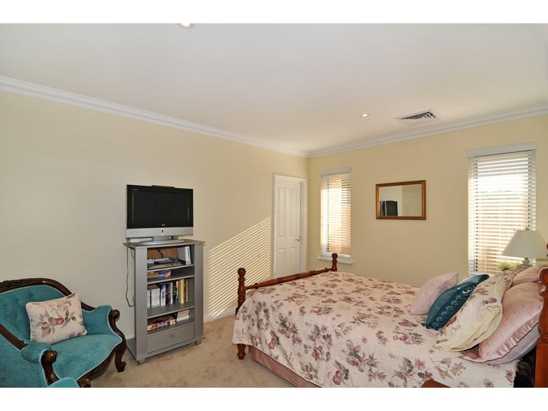 121 Hudson Drive, Dudley Park WA 6210