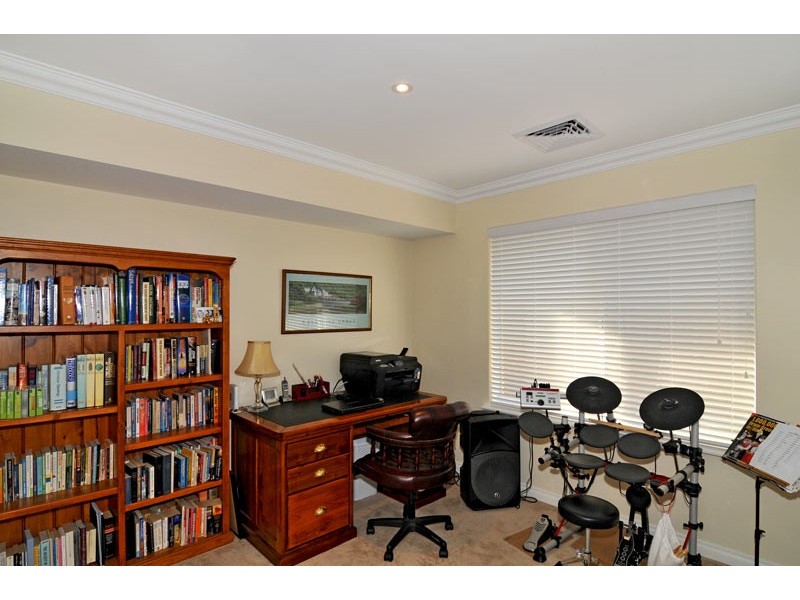 121 Hudson Drive, Dudley Park WA 6210