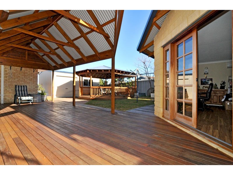 15 Kingfisher Drive, Halls Head WA 6210