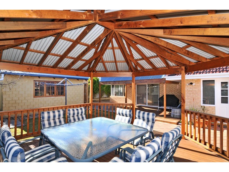 15 Kingfisher Drive, Halls Head WA 6210