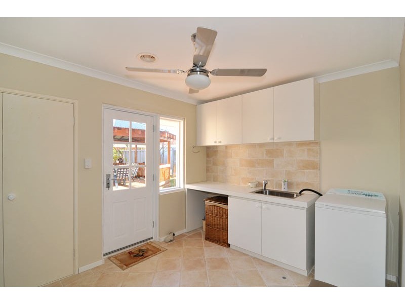 15 Kingfisher Drive, Halls Head WA 6210