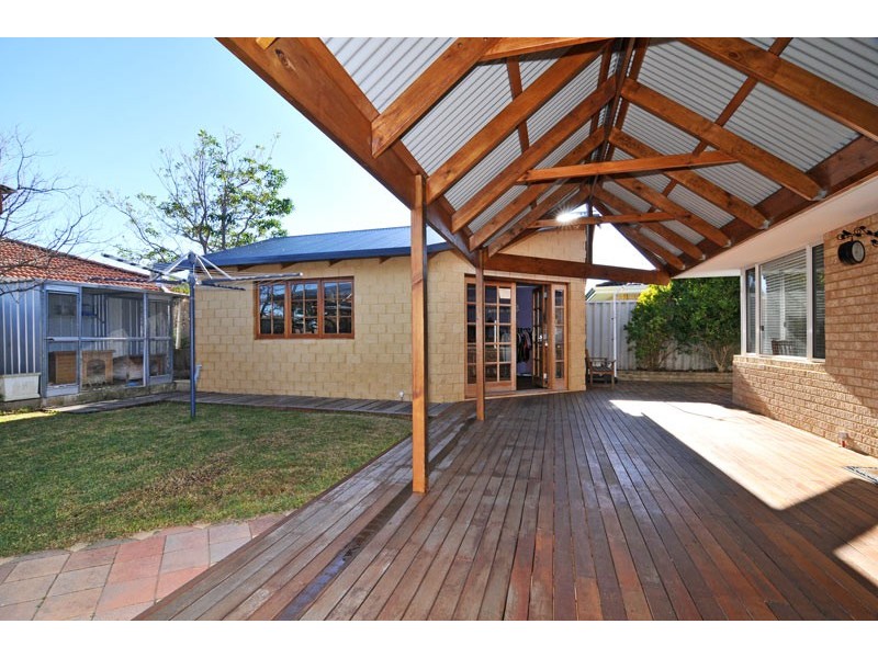 15 Kingfisher Drive, Halls Head WA 6210