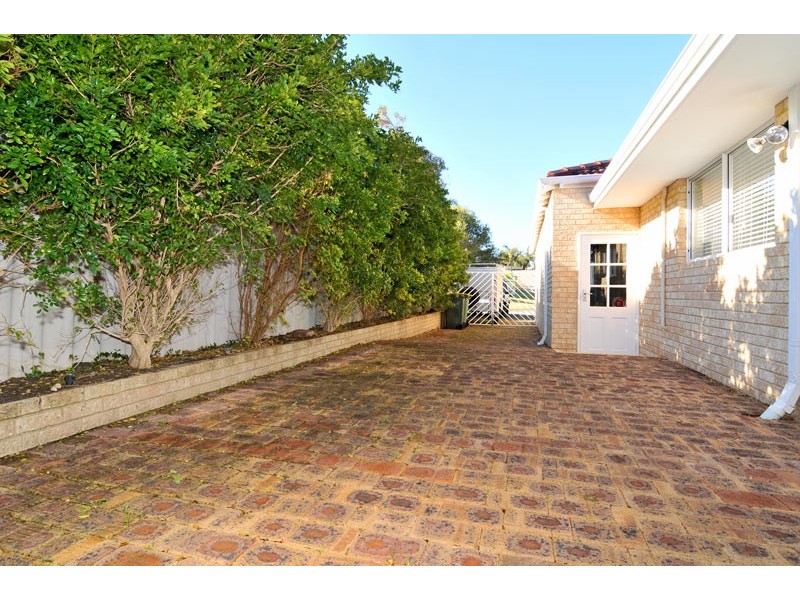 15 Kingfisher Drive, Halls Head WA 6210