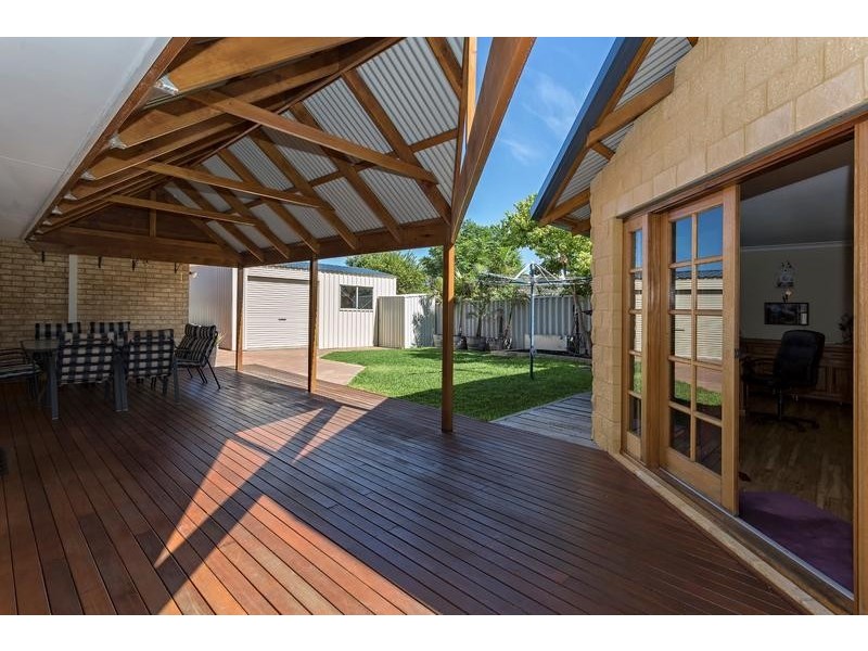 15 Kingfisher Drive, Halls Head WA 6210