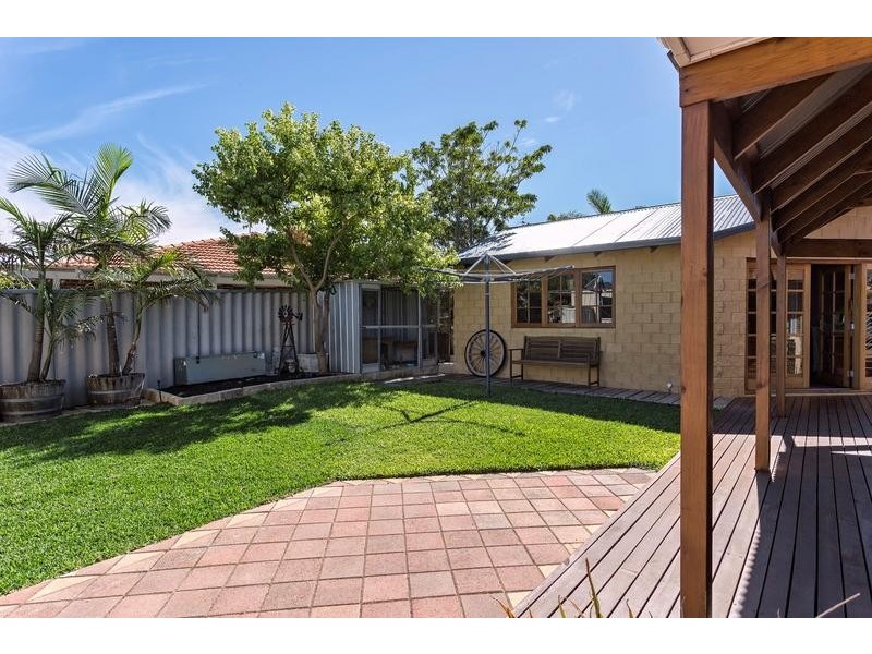 15 Kingfisher Drive, Halls Head WA 6210