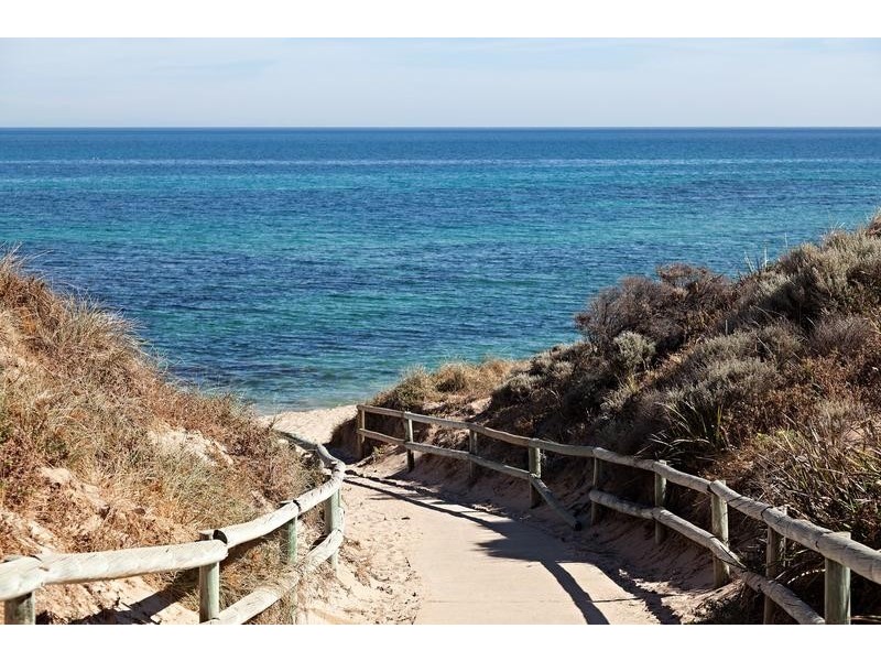 15 Kingfisher Drive, Halls Head WA 6210