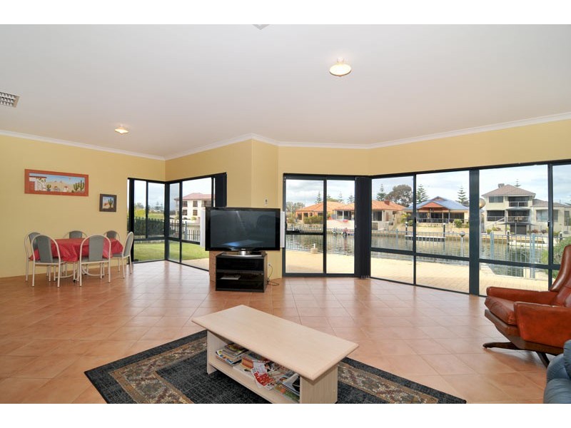 42 Aztec Island Retreat, Halls Head WA 6210