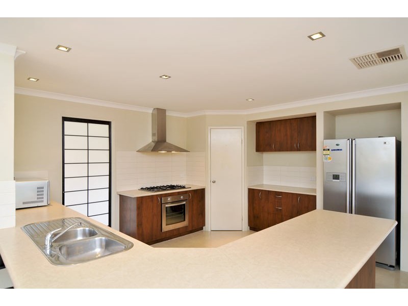 18 Cohen Vista, Lakelands WA 6180