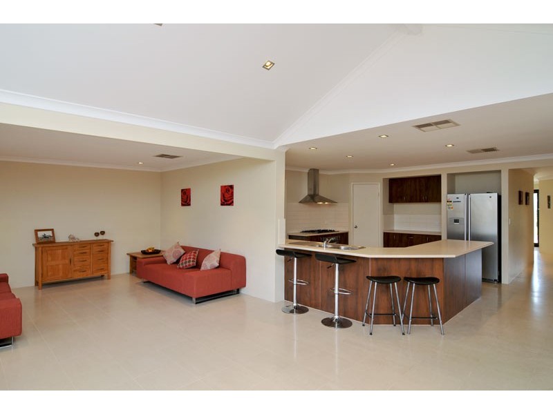 18 Cohen Vista, Lakelands WA 6180