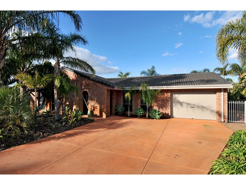 4 McMahon Court, Halls Head WA 6210