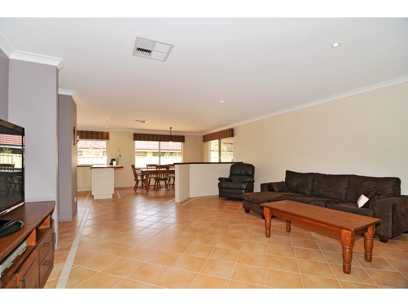 6 Brouwer Trail, Dudley Park WA 6210